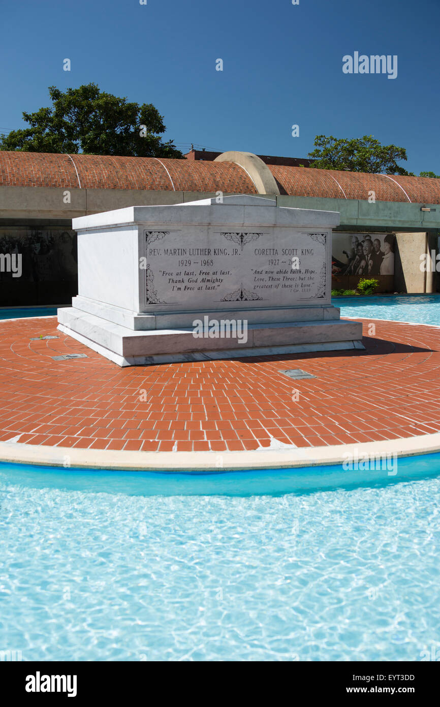 GRAB VON DR. MARTIN UND CORETTA SCOTT KING REFLEKTIERENDEN POOL REVEREND DR. MARTIN LUTHER KING JR. HISTORIC SITE ATLANTA GEORGIA USA Stockfoto
