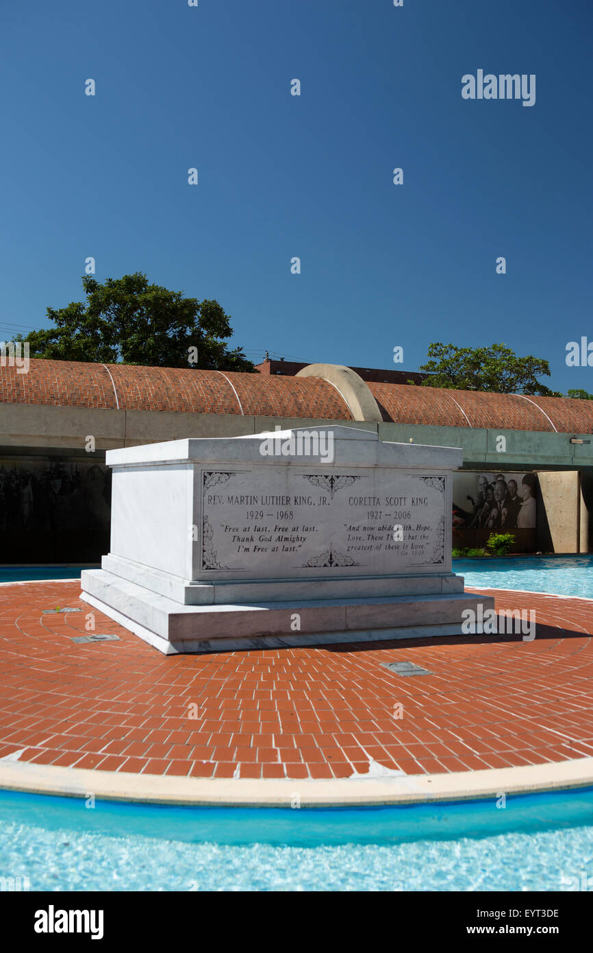GRAB VON DR. MARTIN UND CORETTA SCOTT KING REFLEKTIERENDEN POOL REVEREND DR. MARTIN LUTHER KING JR. HISTORIC SITE ATLANTA GEORGIA USA Stockfoto