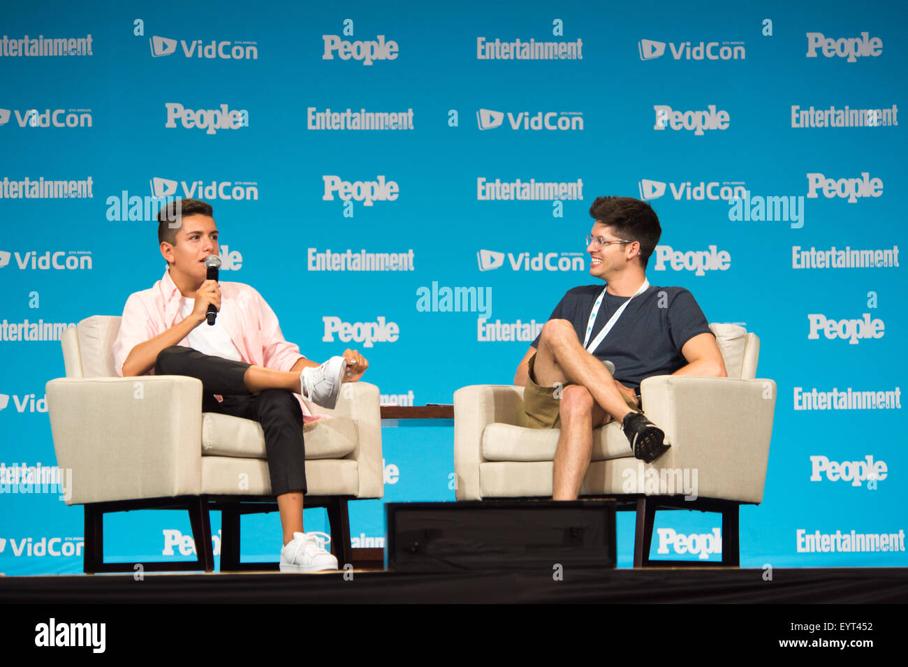 Anaheim, CA - 23.Juni: Jäger März Interviews Lohanthony für die Zeitschrift "People" auf der VidCon 2015 im Anaheim Convention Center ich Stockfoto