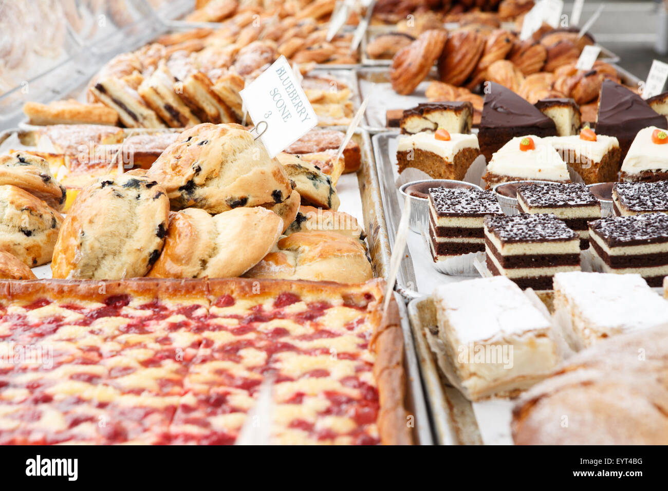 Sortiment von vielen Backwaren und Desserts auf Bäckerei Schalen angezeigt Stockfoto