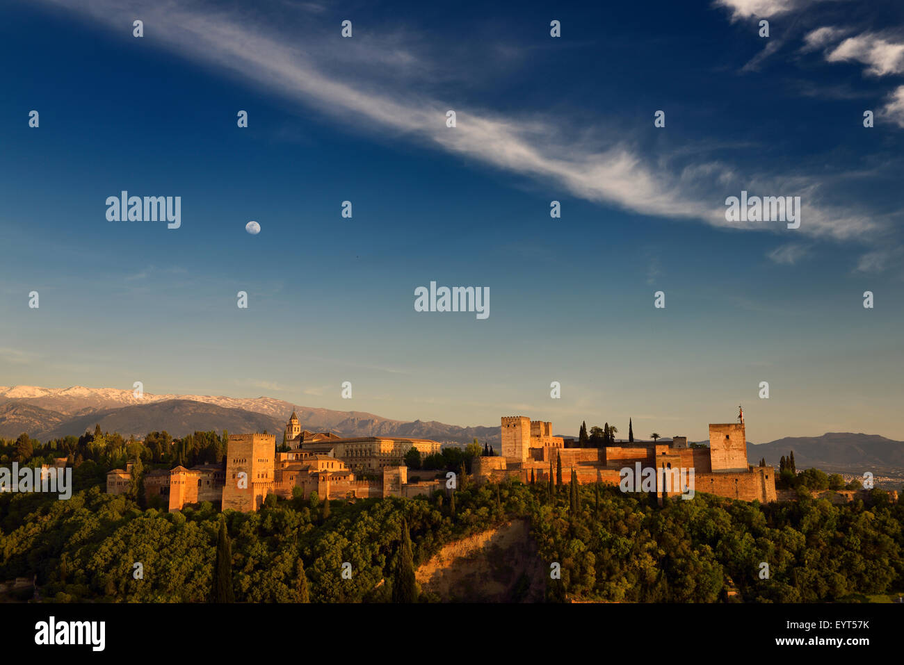 Blauer Himmel und Mond über Hügel Burganlage Alhambra-Palast bei Sonnenuntergang Granada Stockfoto