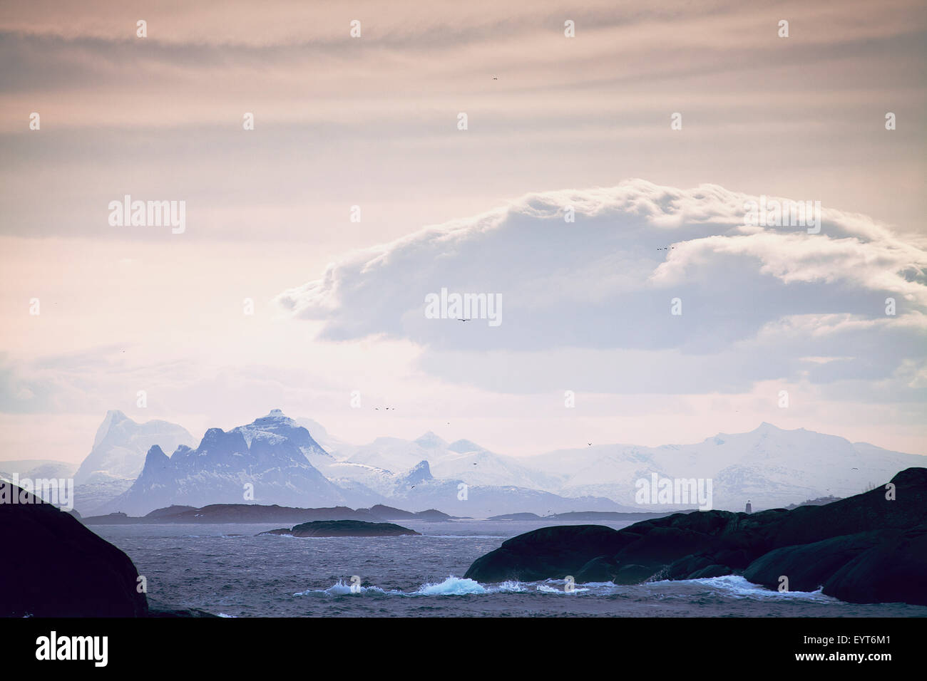 Norwegen, Lofoten, morgen Stimmung in Svolvær, ist wie ein liegender Eisbär Cloud suchen. Stockfoto
