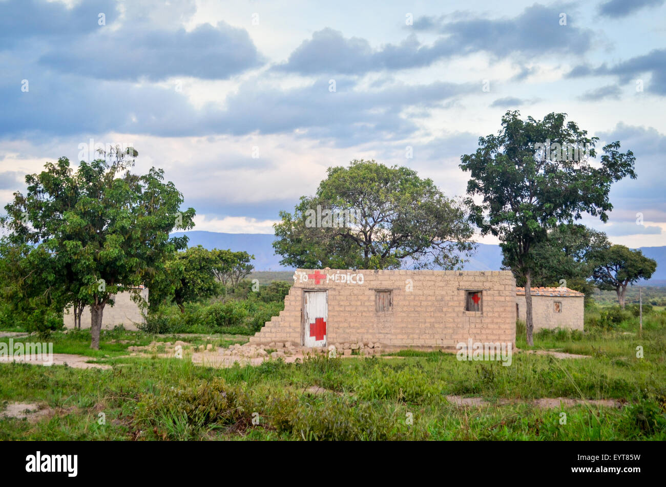 Verlassene Gesundheitszentrum (Posto Saude) im ländlichen Angola Stockfoto