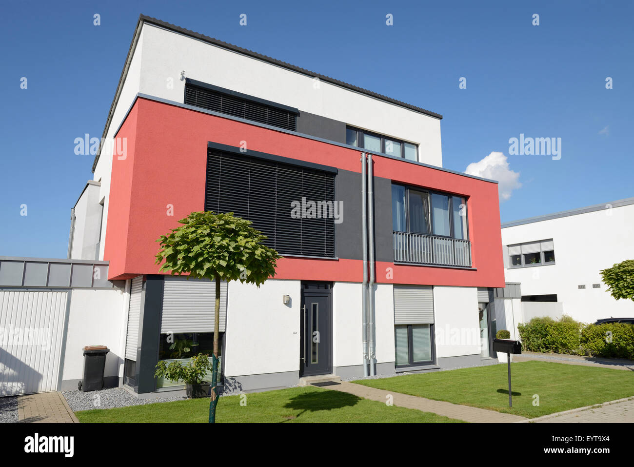 Moderne, rot-weiße Einfamilienhaus Deutschland, Nordrhein-Westfalen, Köln Stockfoto