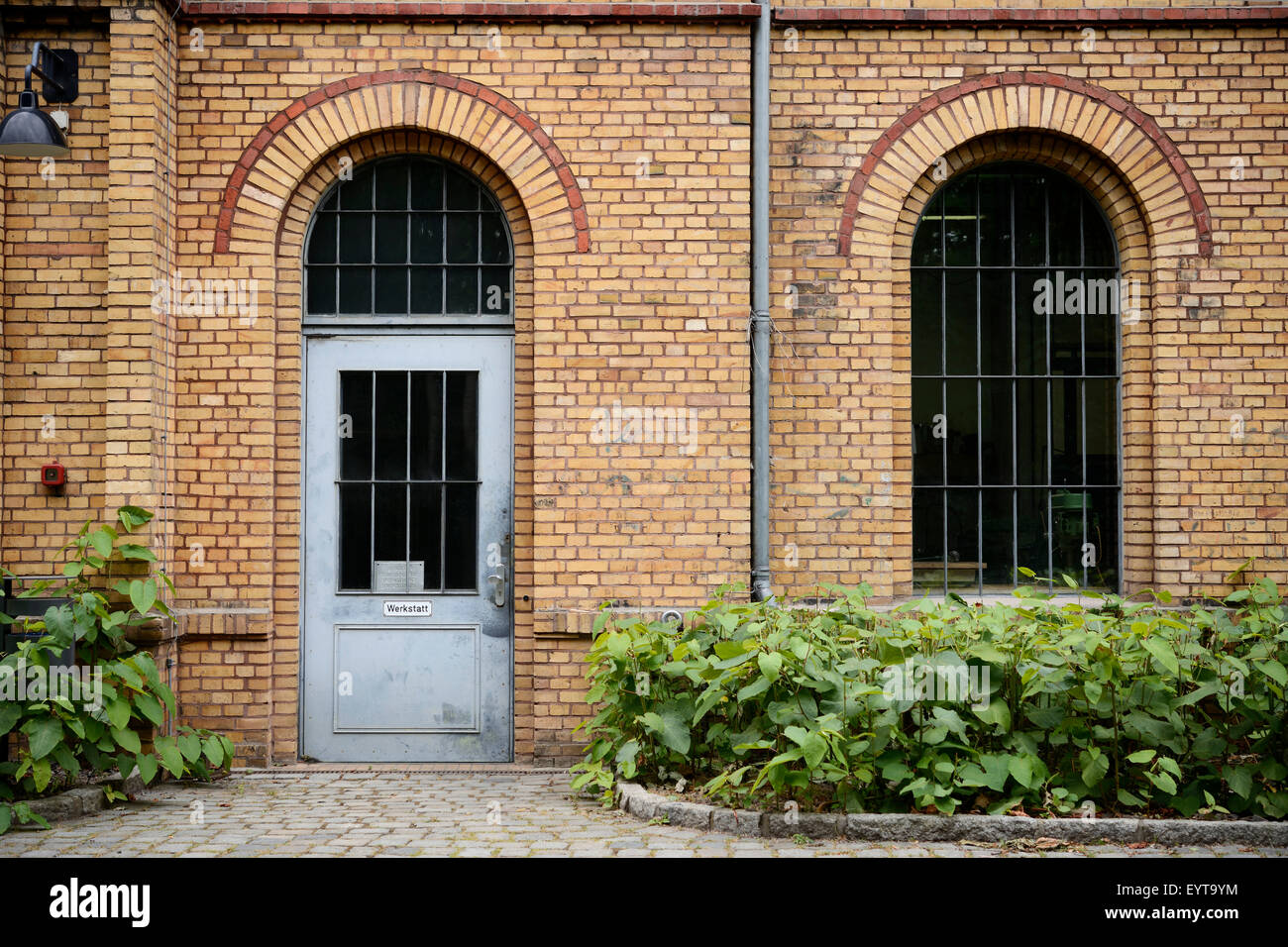 Tür- und eine alte Werkstatt, Deutschland, Berlin Stockfoto