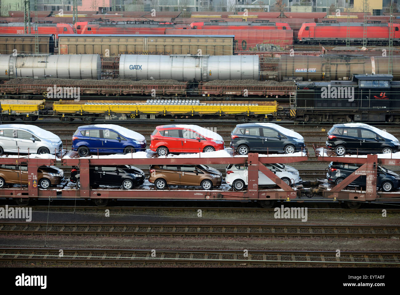 Wagen-Zug mit neuen Ford B-Max Autos, Deutschland, Nordrhein-Westfalen, Neuss Stockfoto