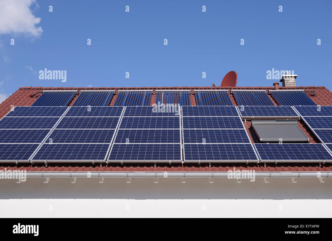 auf dem Dach mit Solarzellen, Photovoltaik und Solarthermie, Germany, North Rhine-Westphalia, Grevenbroich Stockfoto