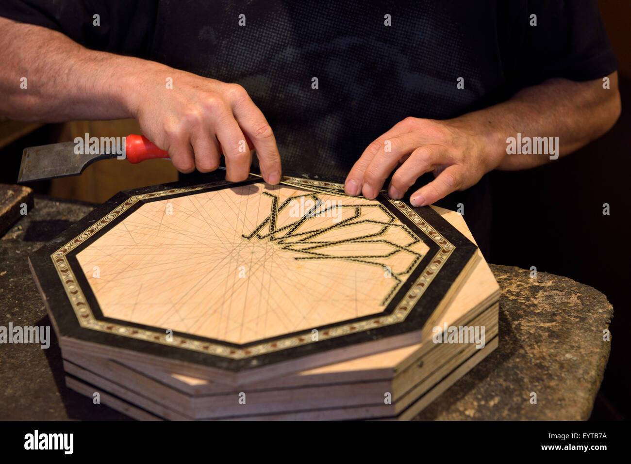 Handwerker arbeiten auf handgefertigten Intarsien Tablett im Ladengeschäft Alhambra Granada Stockfoto