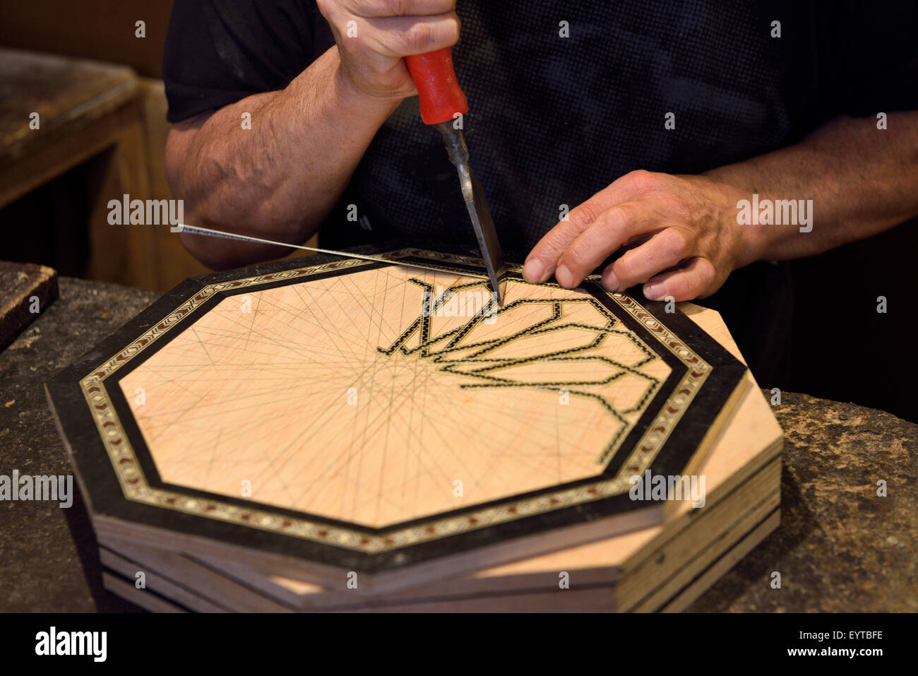 Handwerker arbeiten auf eingelegte Platte in einem Alhambra Granada einkaufen Stockfoto