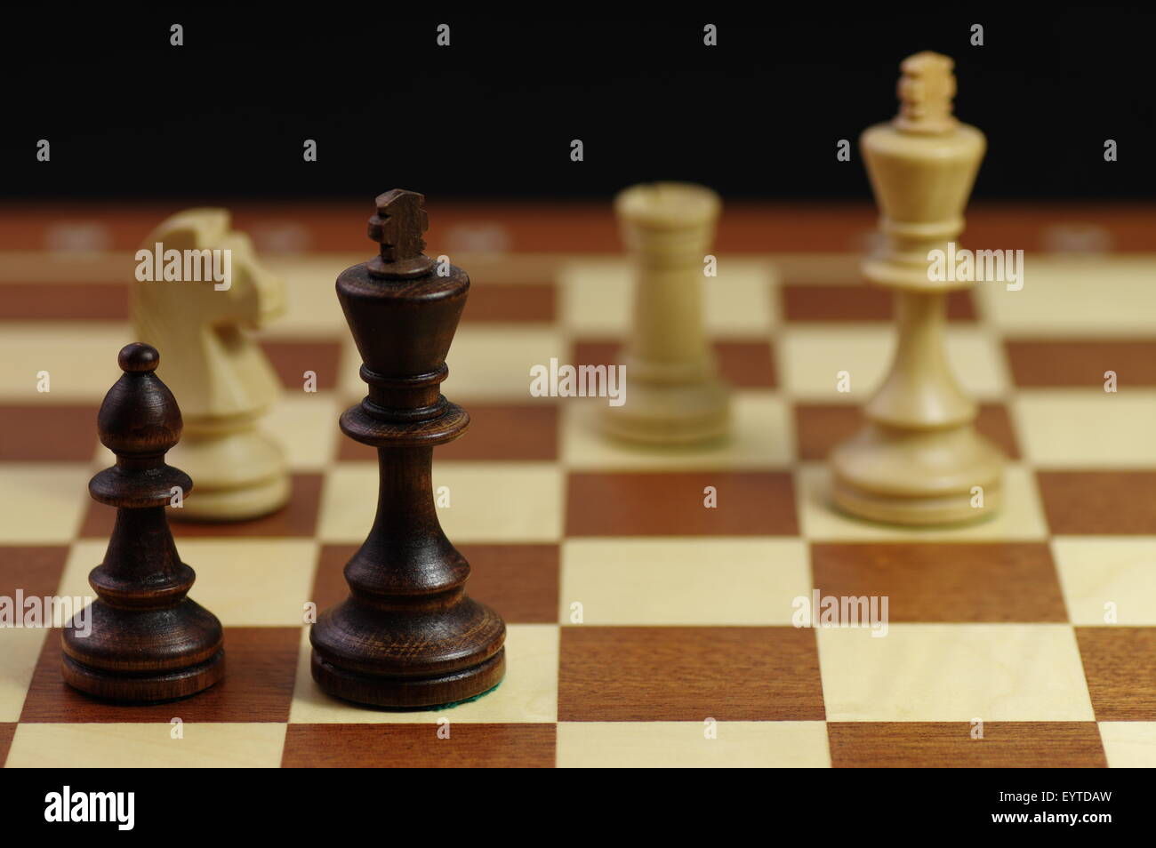 Schach-Spiel. Endung-Schach-Partei.  Schwarzer König in überprüfen, aber die Kräfte der weißen kämpfen können. Stockfoto