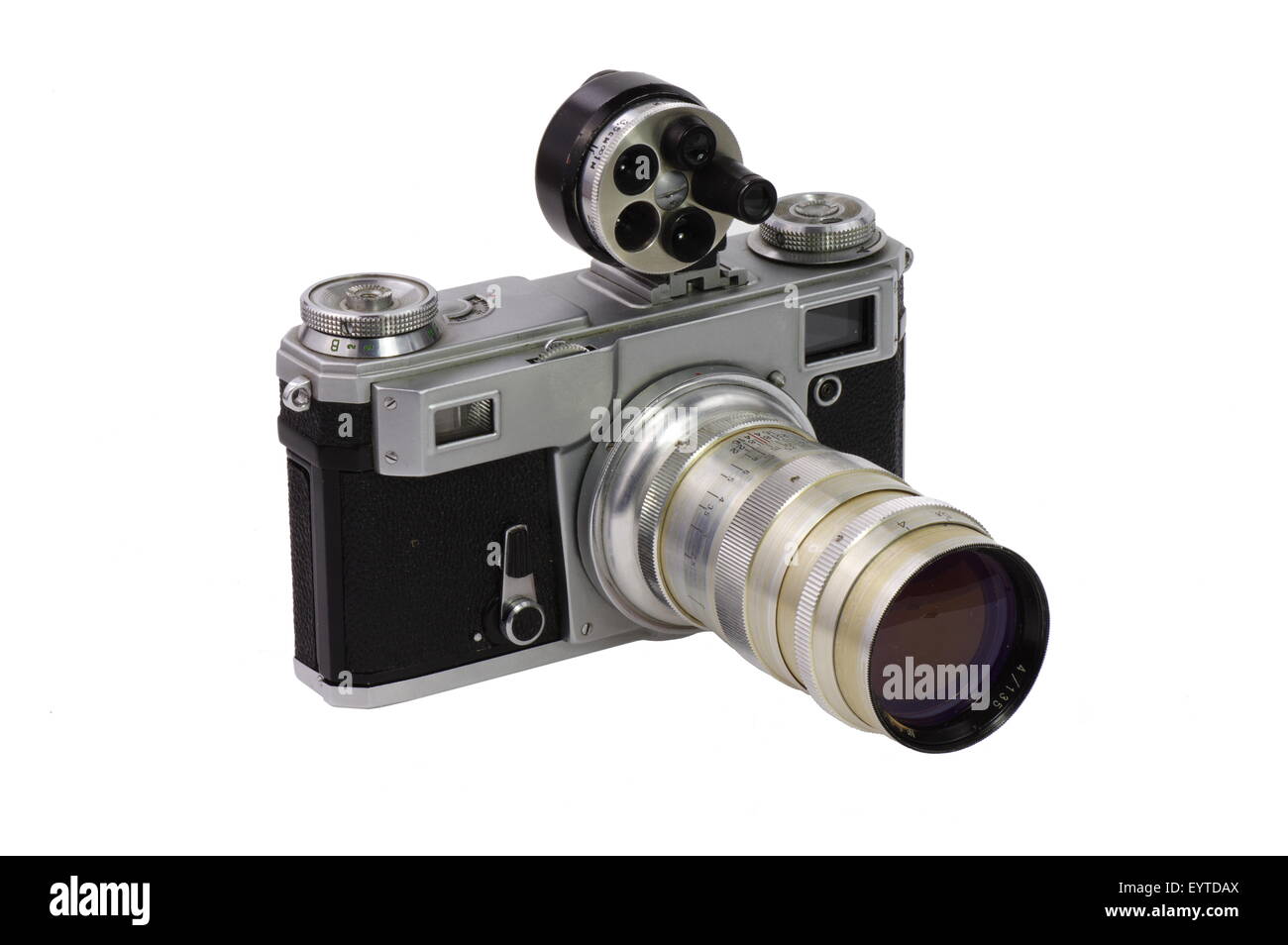 Alte Kamera. Classic 135-Format-Kamera mit einem Teleobjektiv und universal Sucher auf weißem Hintergrund - isoliert. Stockfoto