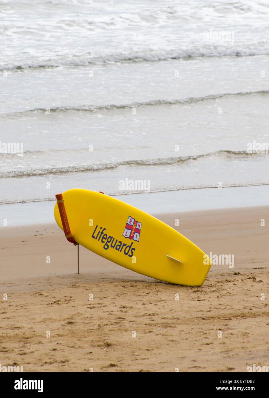 RNLI Rettungsschwimmer Surfbrett am Strand in England, Großbritannien Stockfoto