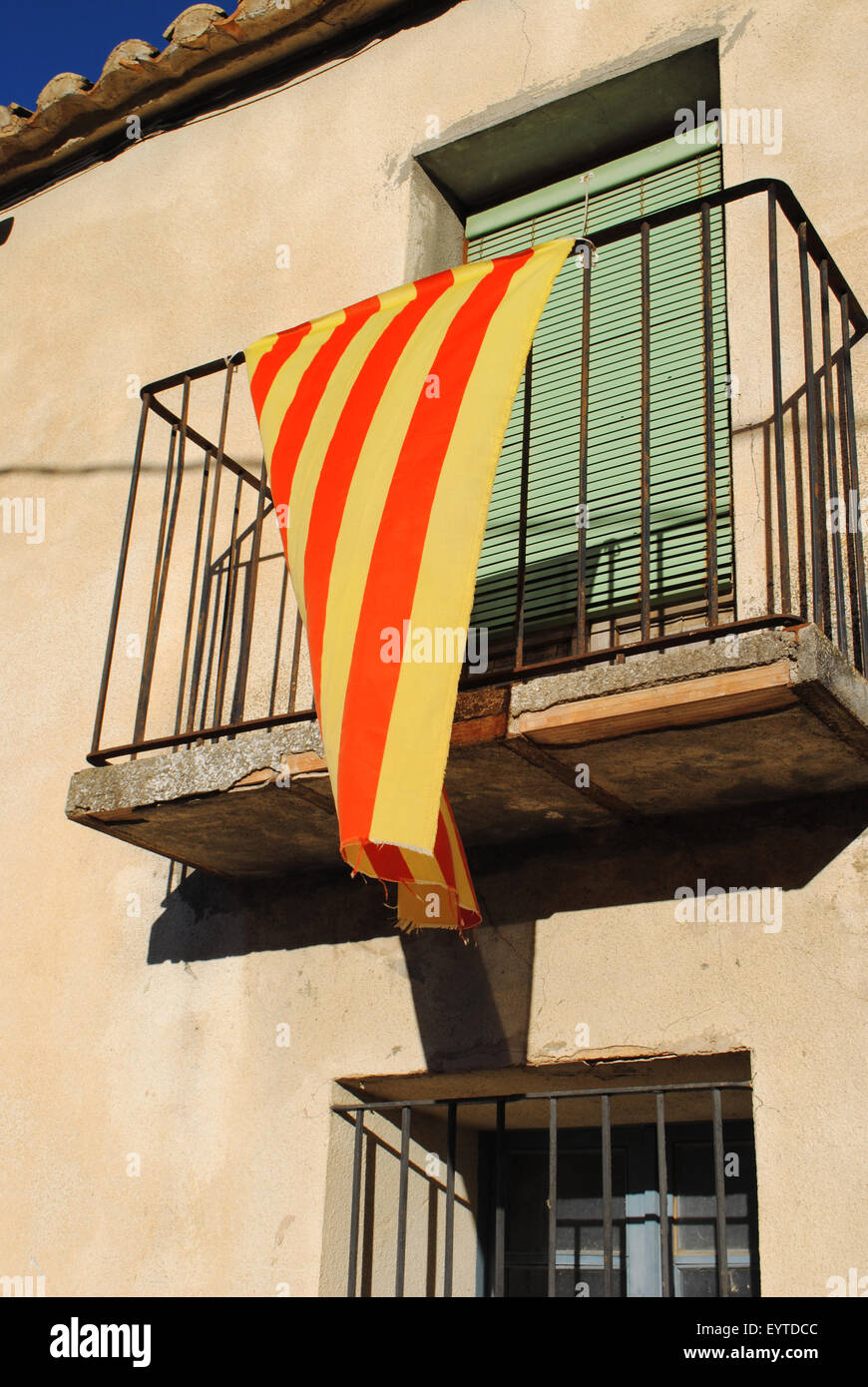 Eine katalanische Flagge gebunden auf den Balkon. Stockfoto