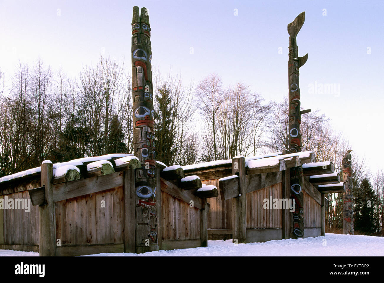 Haida Totempfähle & Häuser Planke am Museum of Anthropology, University of British Columbia (UBC), Vancouver, BC, Kanada, Winter Stockfoto