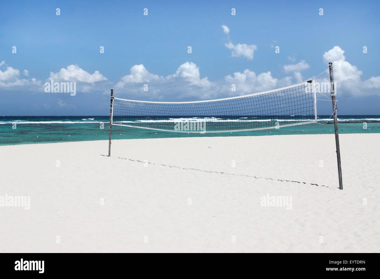 Volleyballnetz am schönen tropischen Strand Stockfoto