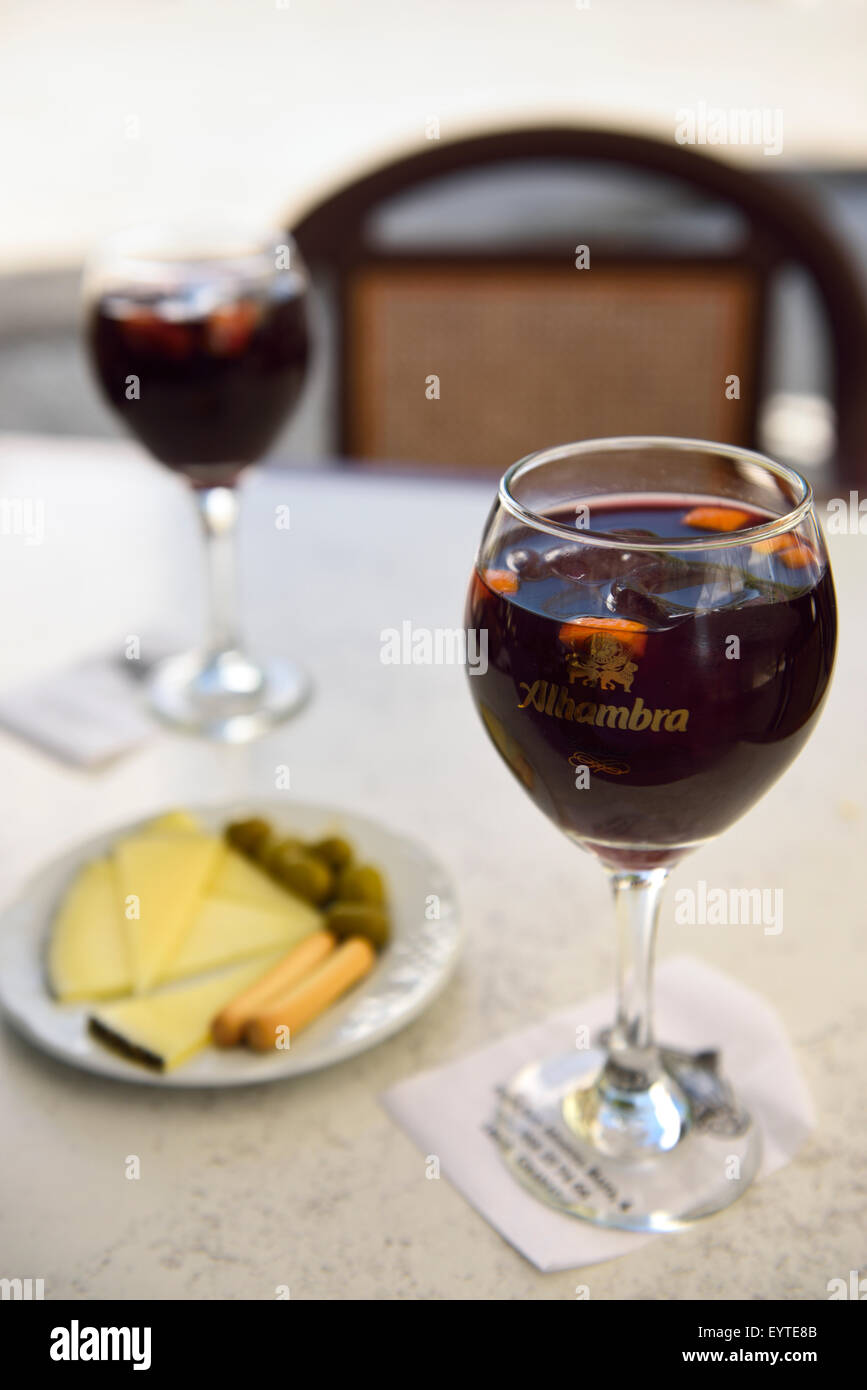 Brille von Sangria mit Käse und Snacks am Tisch im Restaurant im Kloster von San Francisco Hotel in Alhambra Granada Spanien Stockfoto
