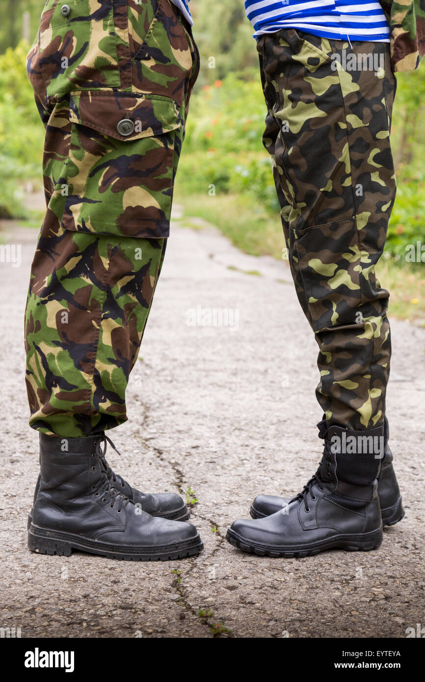 Mann Frau Paar Füße in Militärstiefel. Stockfoto