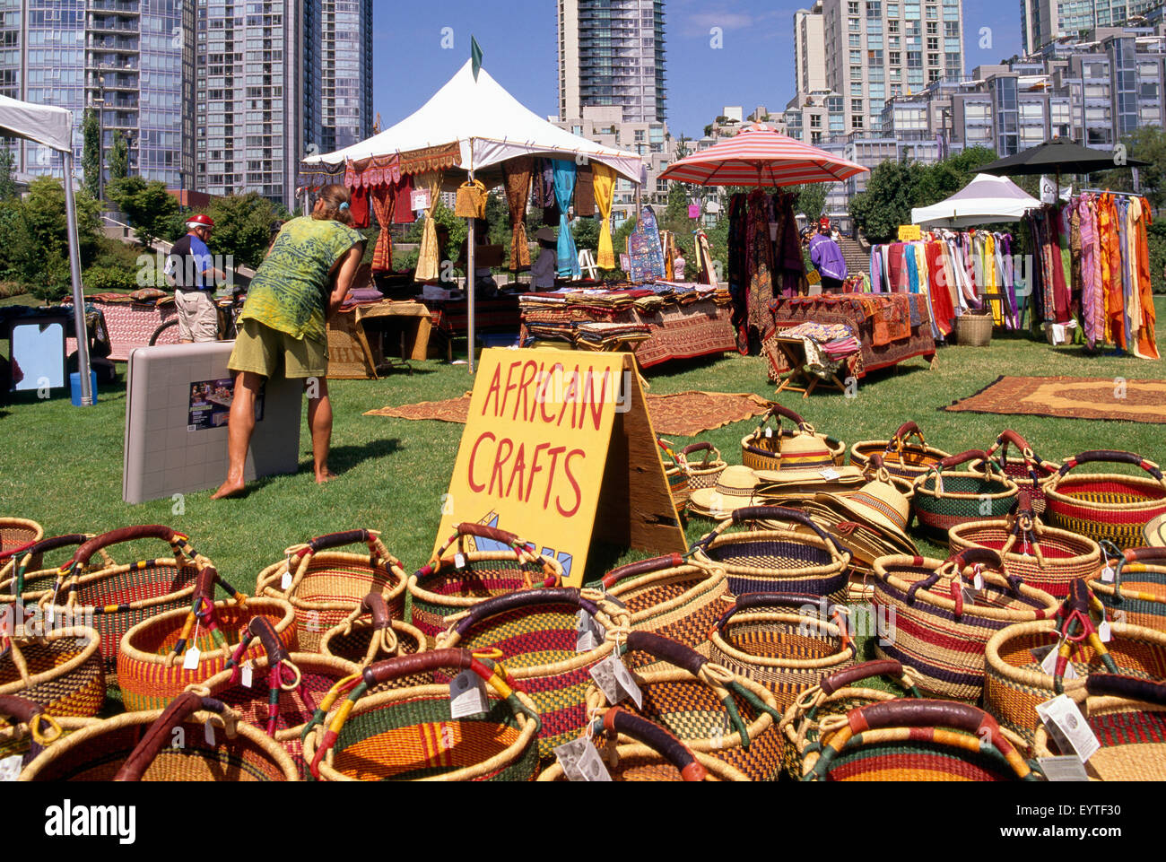 Yaletown, Vancouver, BC Britisch-Kolumbien, Kanada - Körbe aus Afrika zum Verkauf an Outdoor-Basar und Markt, David Lam Park Stockfoto