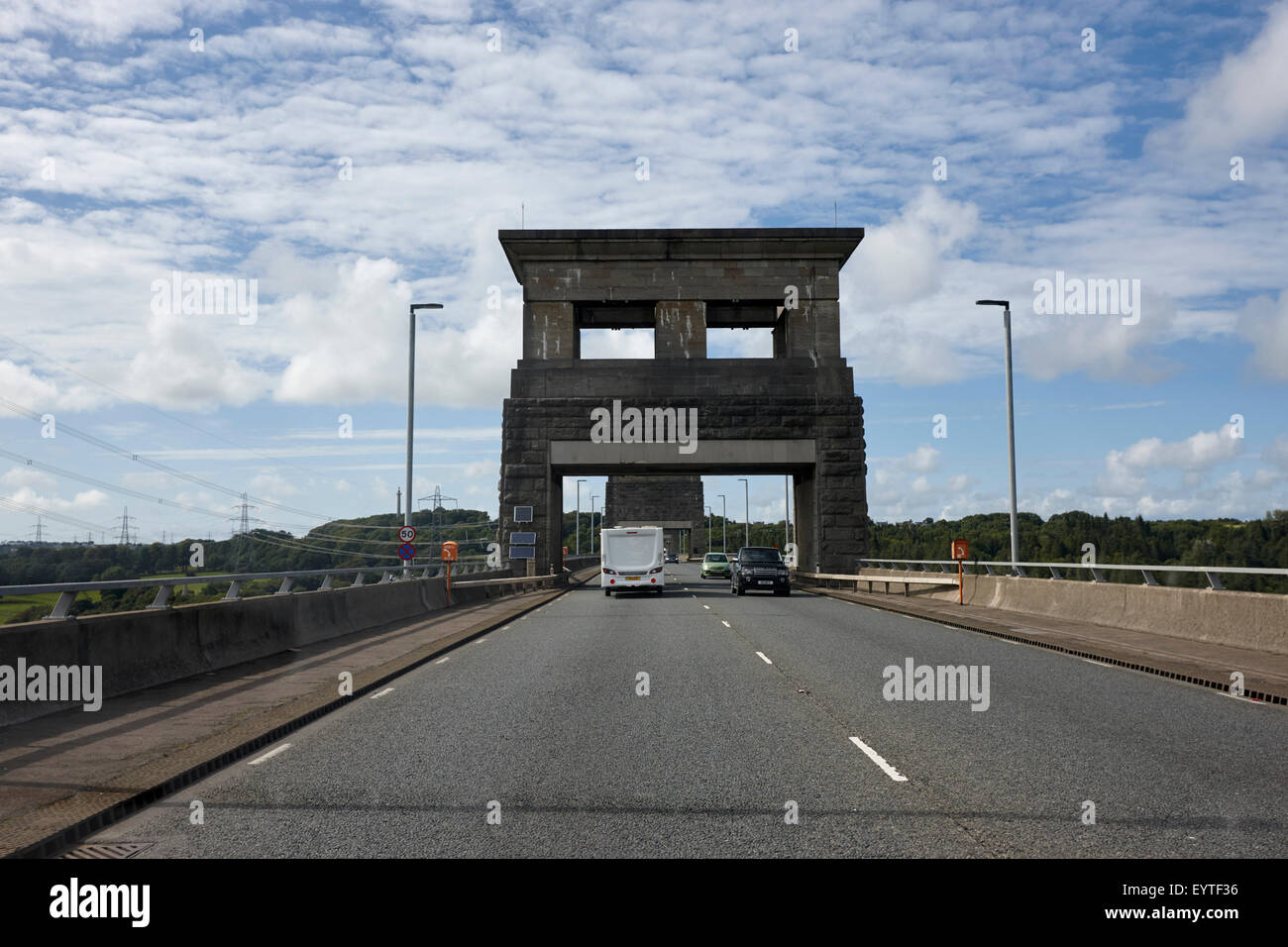 Fahrt über die Britannia Bridge über die Menai Straits Angelsey wales Stockfoto