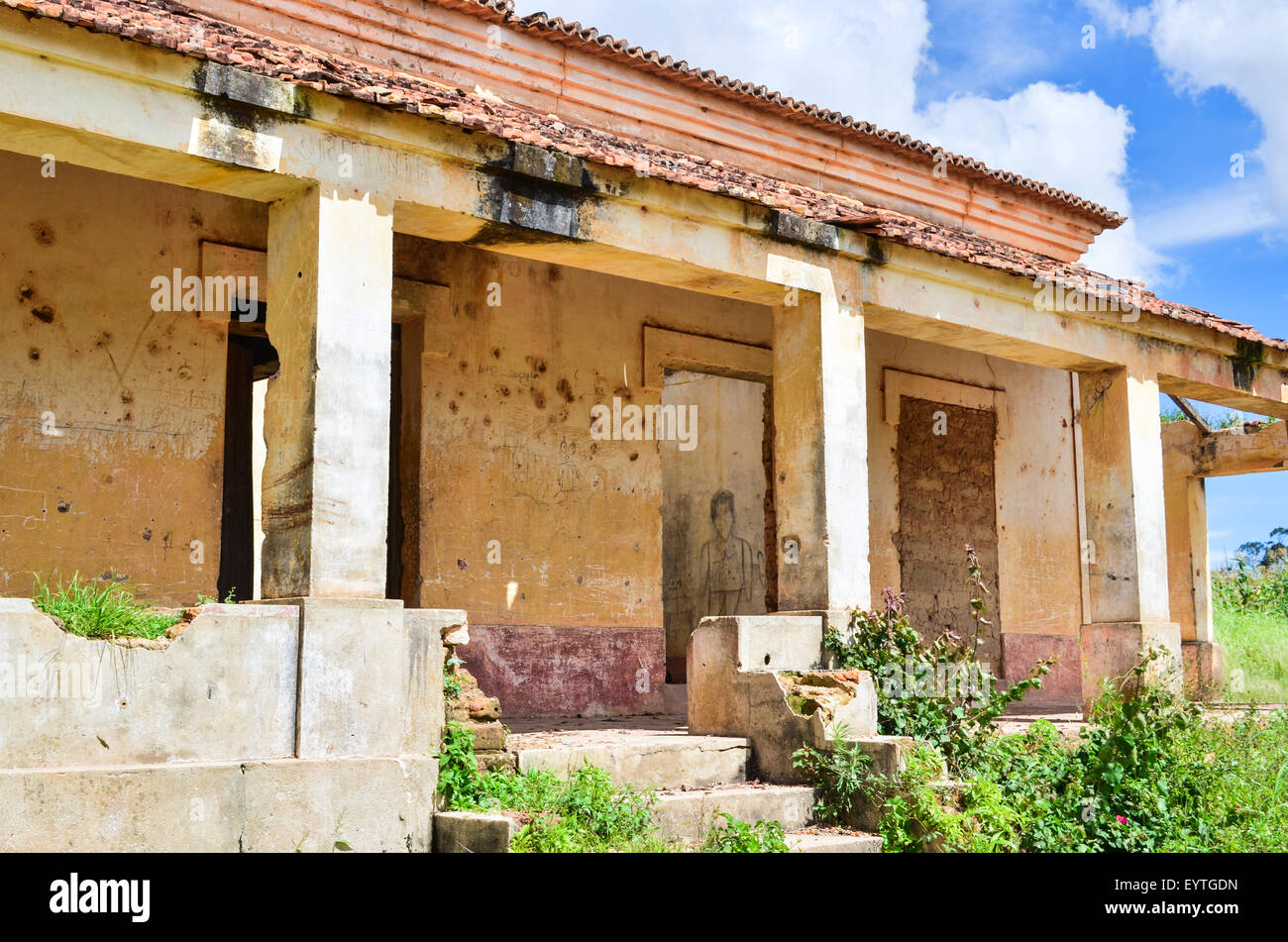 Ruinen einer kolonialen Gebäude in ländlichen Angola mit Kugel Markierungen in der Wand Stockfoto