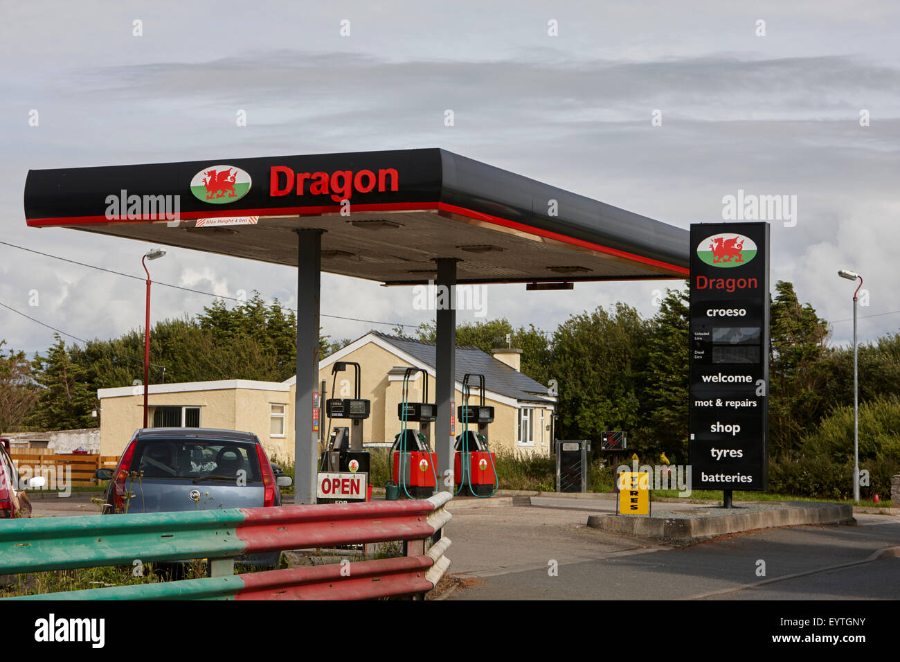 Drachen Erdöl Tankstelle kleinen walisischen unabhängigen Anbieter Stockfoto