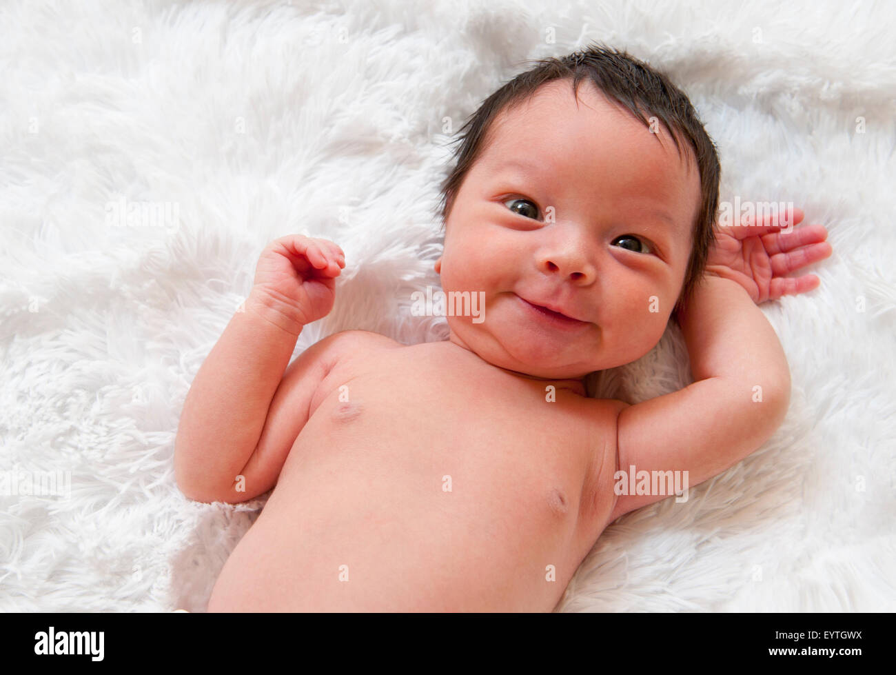 Glücklich neugeborenes Baby machen ein lustiges Gesicht Stockfoto