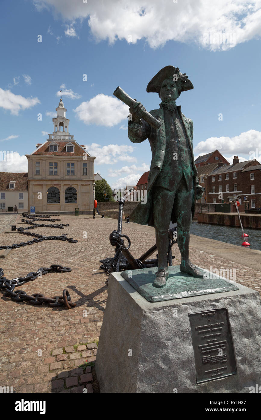 Bronzestatue von Kapitän George Vancouver in Purfleet Quay, Kings Lynn, Norfolk, England, vor das Custom House Stockfoto