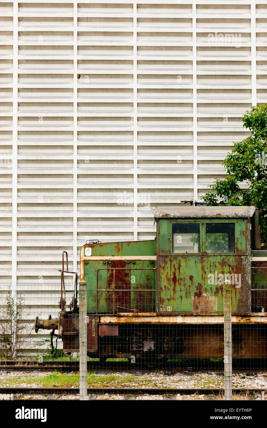 Ausrangierte Lokomotive vor industriellen Fassade Stockfoto