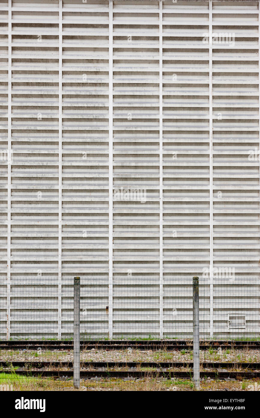 Tracks und Zaun vor industriellen Fassade Stockfoto