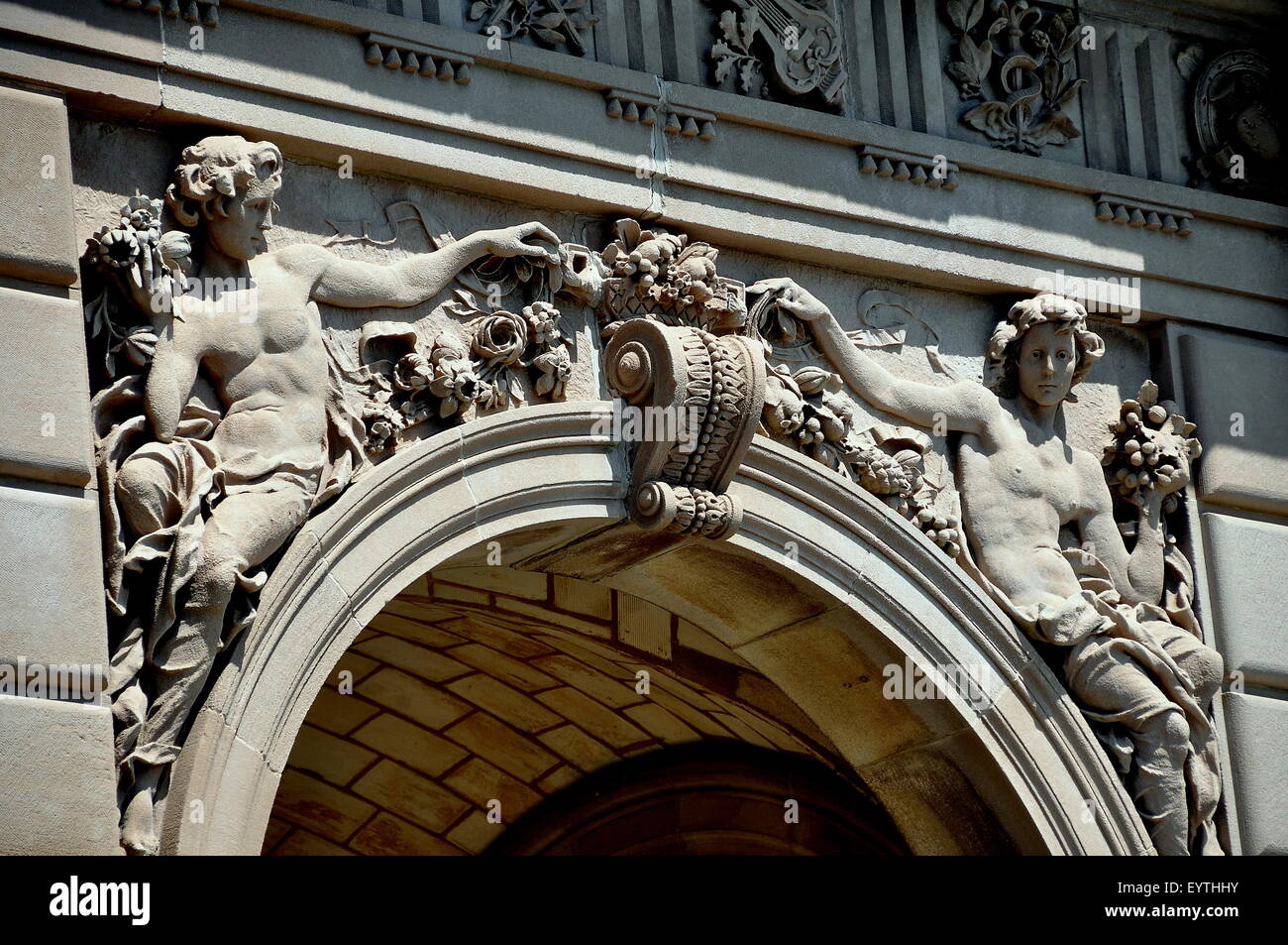 Newport, Rhode Island: Detail der italienischen Renaissance geschnitzten Figuren schmücken einen Torbogen im The Breakers Stockfoto