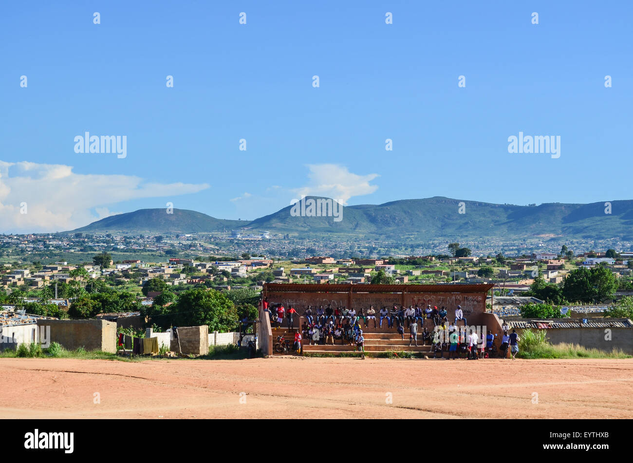 Blick auf die Stadt von Lubango, Angola, mit einem Fußballstadion im Vordergrund Stockfoto
