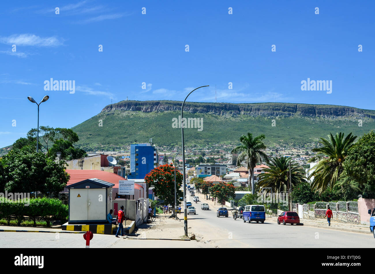 Straßenansicht der Stadt Lubango, Angola, mit Berg und Cristo Rei im Hintergrund Stockfoto