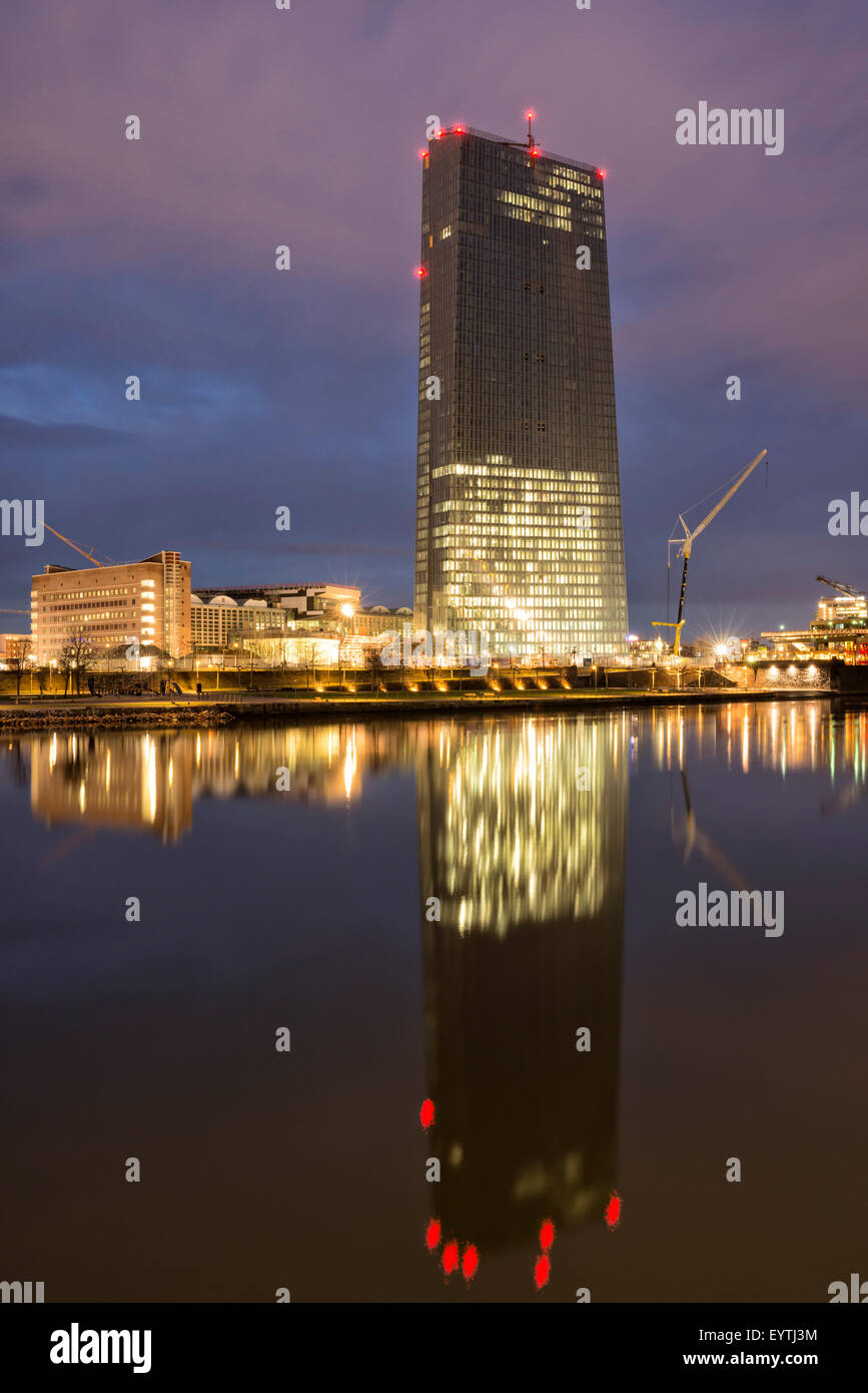 Deutschland, Hessen, Frankfurt am Main, Bau der Europäischen Zentralbank in der Abenddämmerung Stockfoto