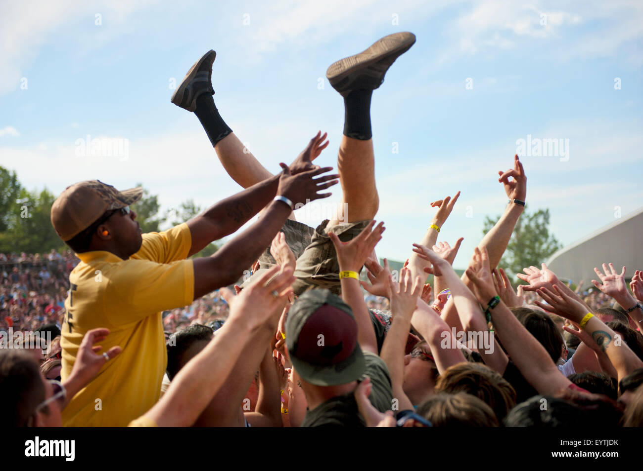 Crowd Control Arbeiter fängt eine Menge Surfer auf Heavy Metal Musikfestival 2015 Monster Energy Carolina Rebellion Stockfoto