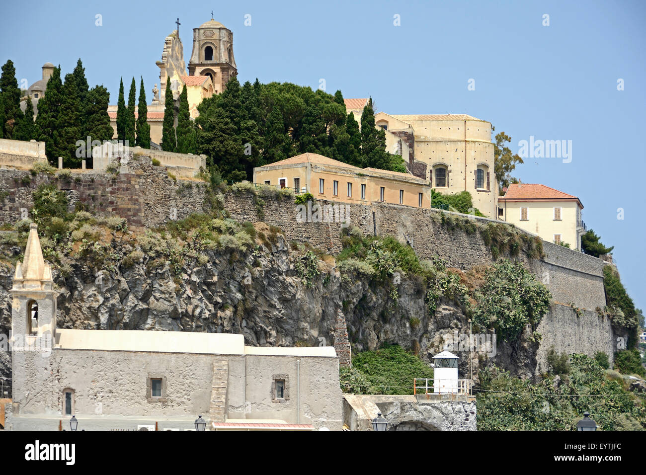 Italien, Lipari, Altstadt mit Burgfelsen Stockfoto