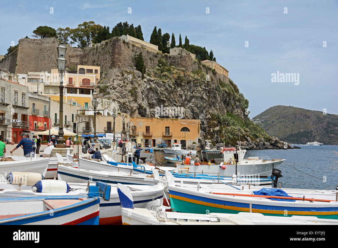 Italien, Lipari, Hafen und die Burg Stein Stockfoto