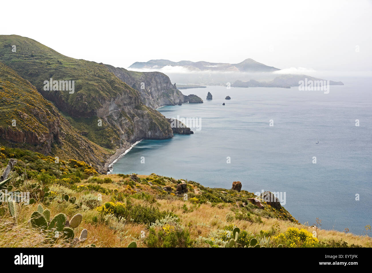 Italien, Lipari, Küstenlandschaft mit Vulcano Stockfoto