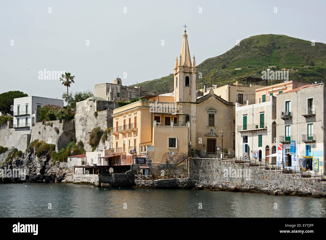 Italien, Lipari, Altstadt mit Kirche Stockfoto