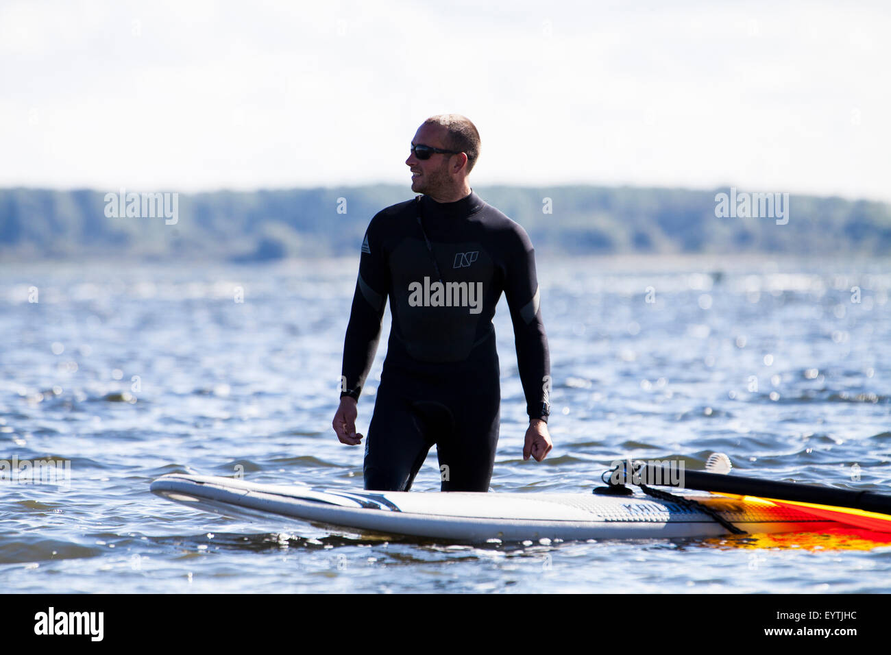 Surfkurse, Surflehrer beobachtet seinen Schülern Stockfoto