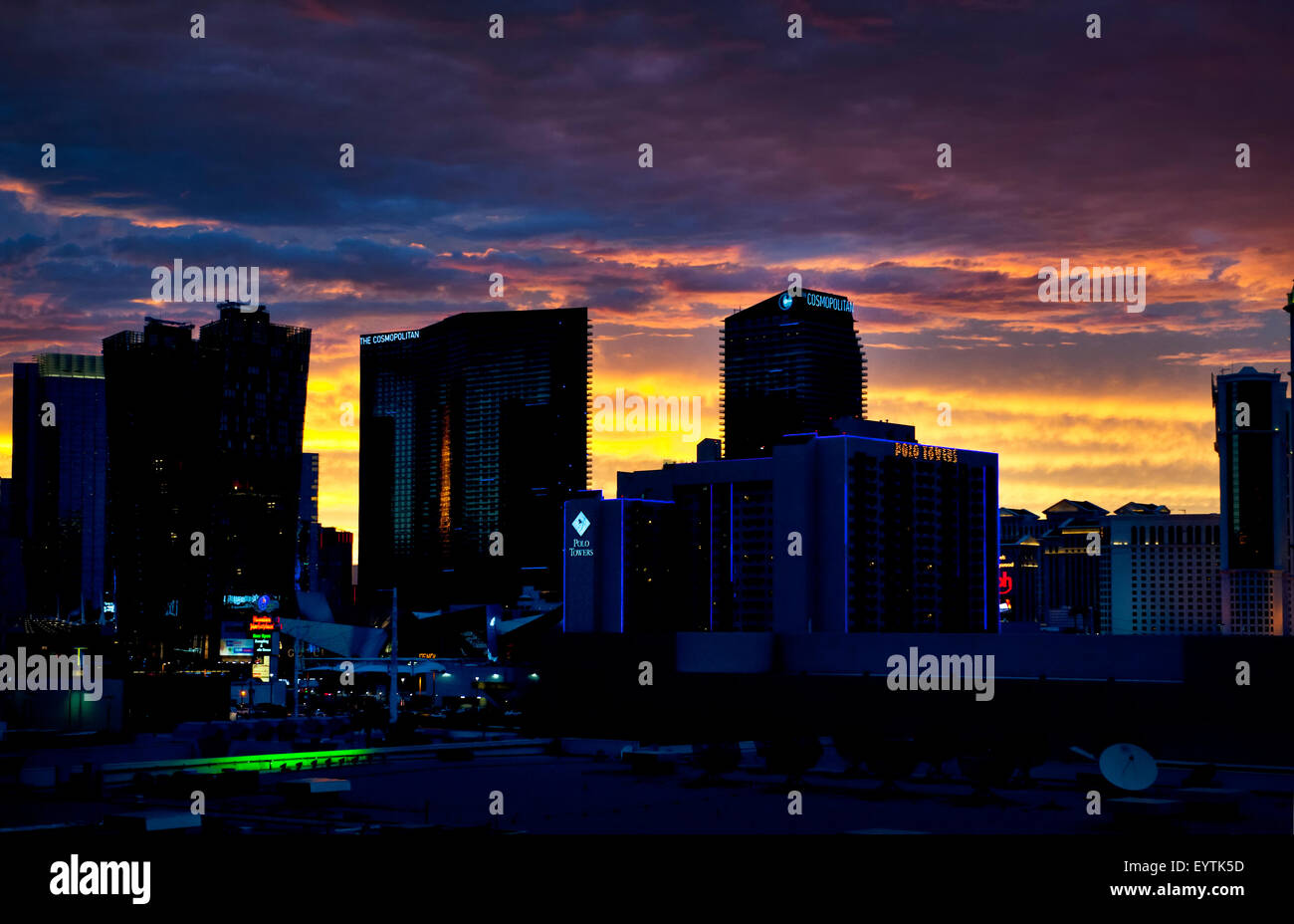 Las Vegas Skyline bei Sonnenuntergang mit dramatischer Himmel Stockfoto
