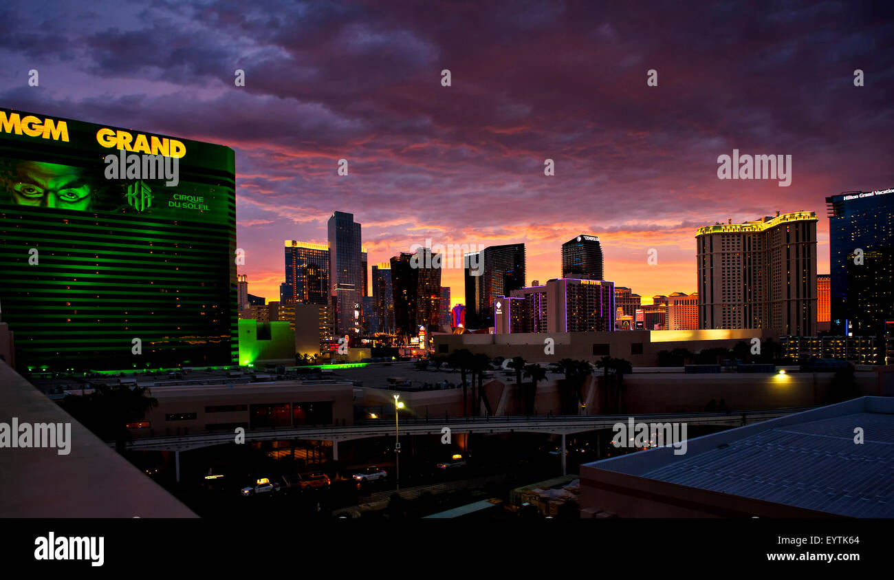 Las Vegas Nevada Skyline in der Abenddämmerung mit MGM Grand Hotel and Casino im Vordergrund mit lebendigen dramatischen Himmel. Stockfoto