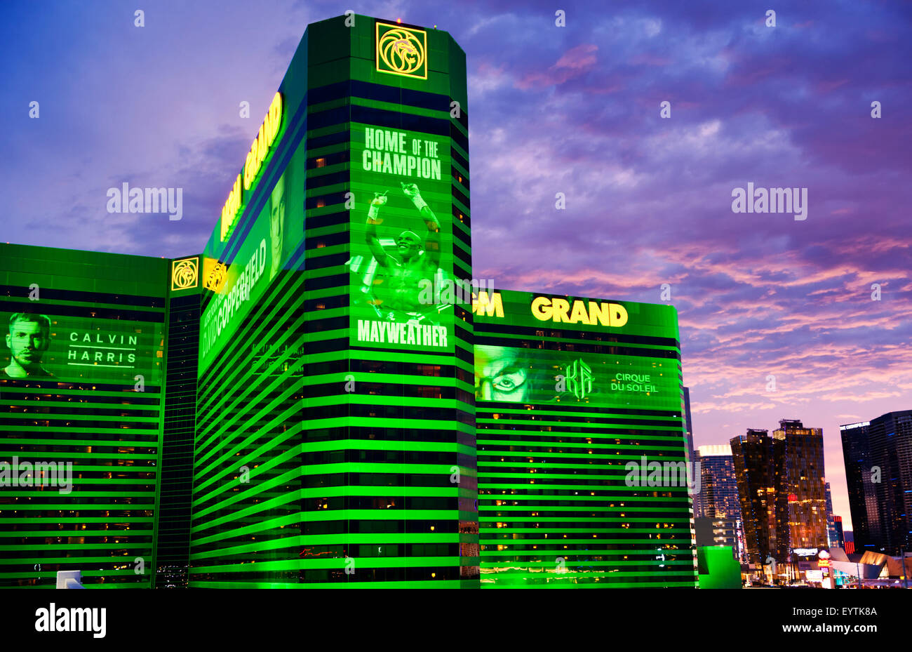 MGM Grand Hotel and Casino Las Vegas, Nevada in der Dämmerung mit leuchtenden Farben und dramatischen Himmel. Stockfoto