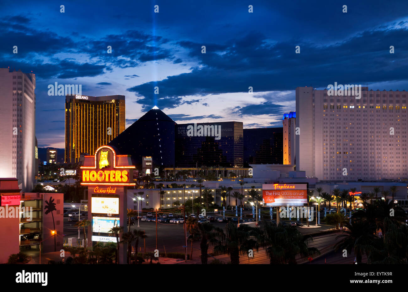 Las Vegas Nevada Skyline in der Abenddämmerung mit lebendigen dramatischen Himmel. Stockfoto