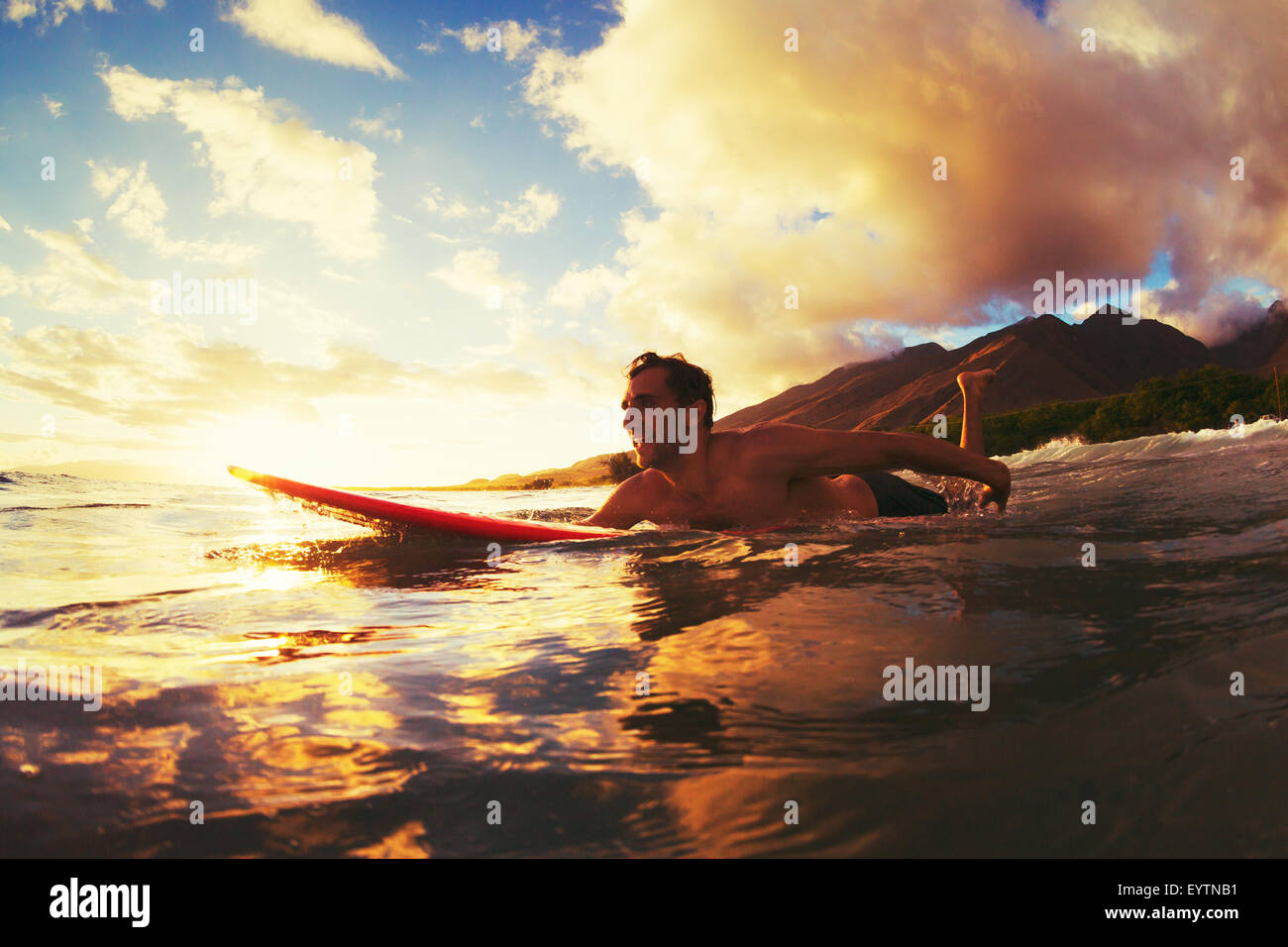 Surfen bei Sonnenuntergang. Outdoor-aktiven Lebensstil. Stockfoto