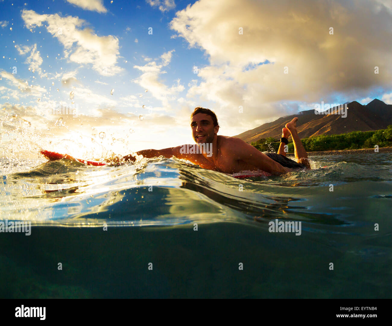 Surfen bei Sonnenuntergang. Outdoor-aktiven Lebensstil. Stockfoto