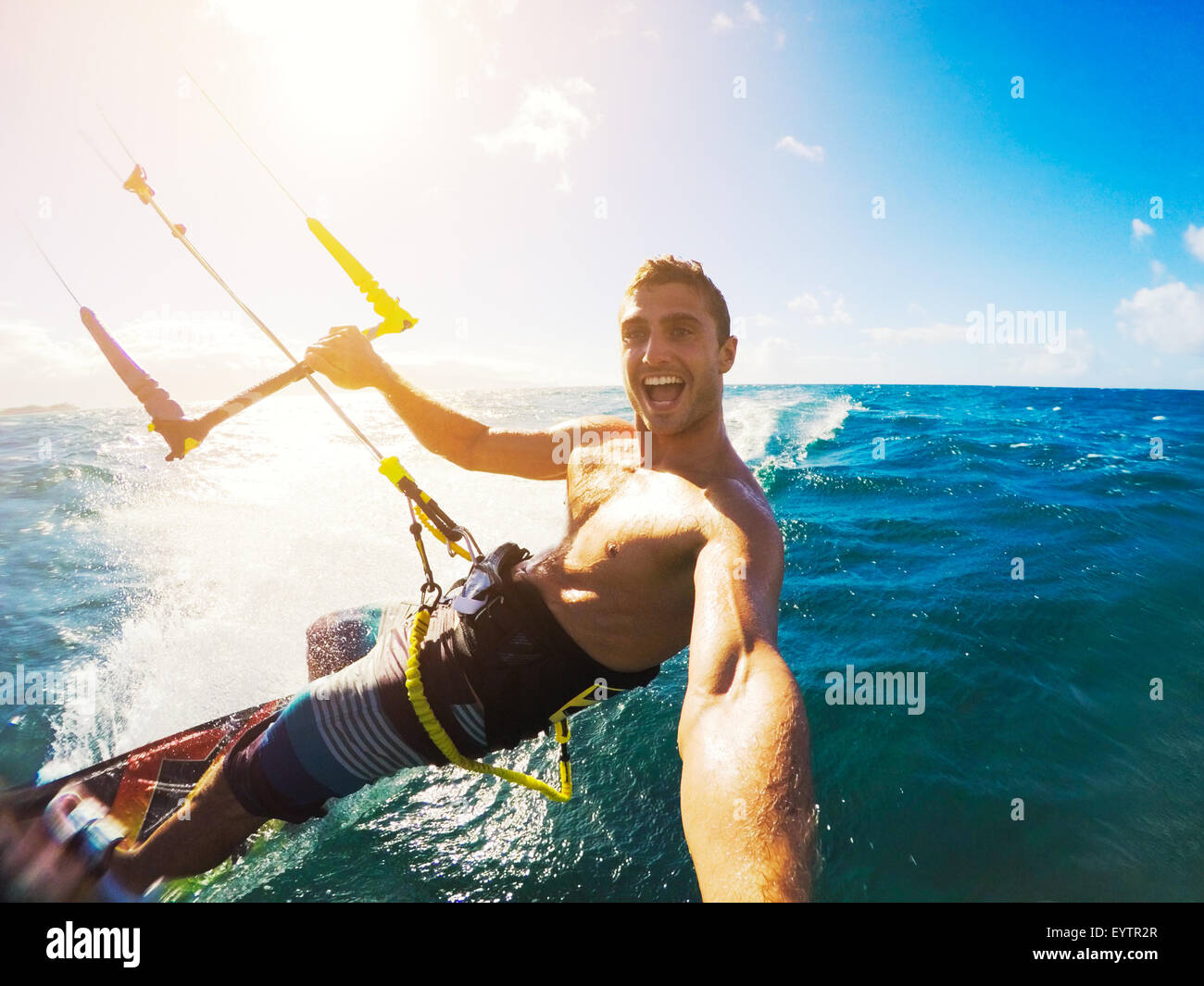 Kiteboarding. Spaß im Ozean, Extreme Sport Kitesurfen. POV Winkel mit Action-Kamera Stockfoto