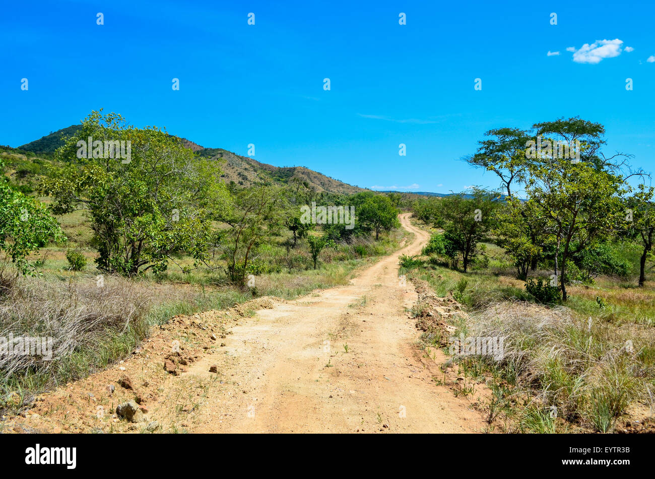 Schotterstraße bergauf in ländlichen Angola in der Nähe von Kixinge Stockfoto