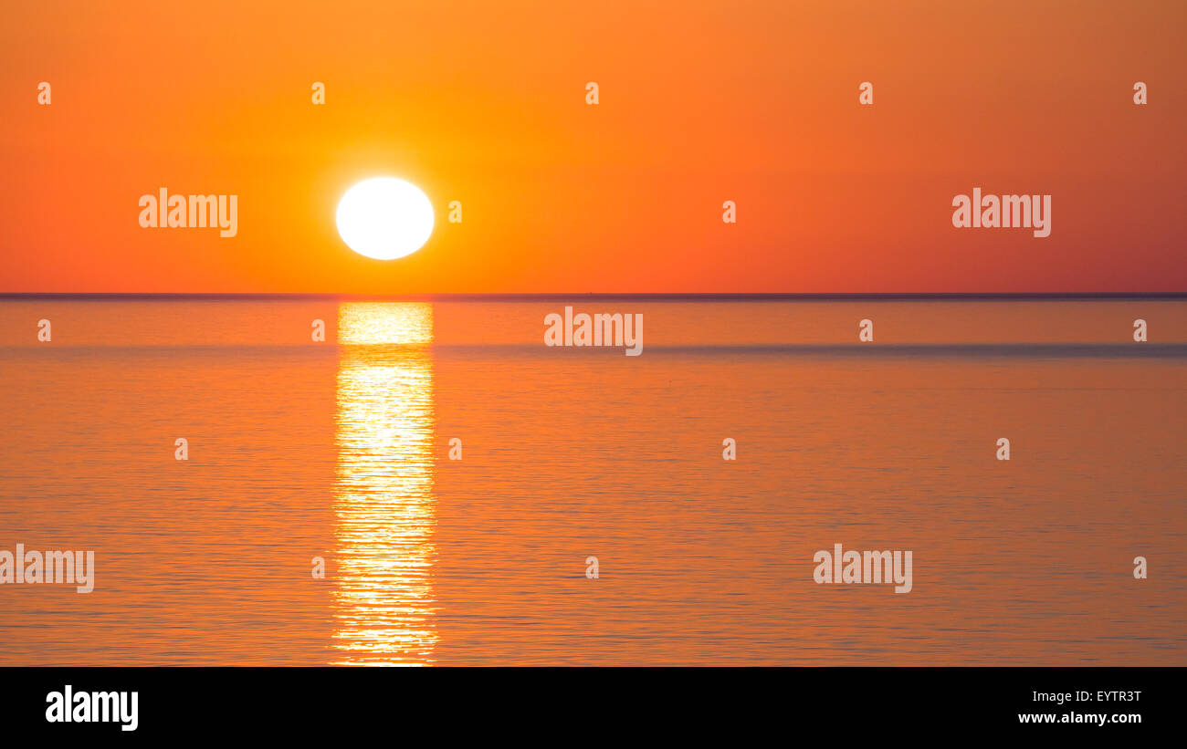 Form Reflexion Meer. Reflektion der Sonne am Meer in einem normalen und entgangene Sonnenuntergang Stockfoto