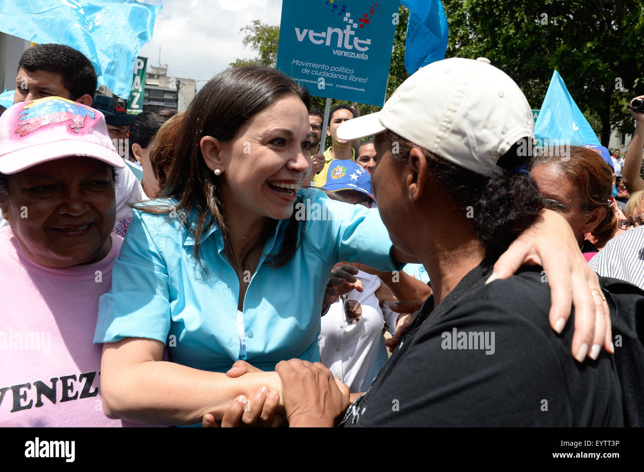 Los Teques, Venezuela. 3. August 2015. Ehemaliger stellvertretender von Venezuelas nationale Versammlung (NA) Maria Corina Machado (L) begrüßt ihre Anhänger im Büro des Main Wahlgremium, in der Stadt Los Teques, in Venezuela, bei der 3. August 2015. Laut der lokalen Presse eingeführt Maria Corina Machado Soziologin Isabel Pereira, Direktor des Zentrums für die Verbreitung des wirtschaftlichen Wissens (CEDICE, für seine Abkürzung in Spanisch), als Kandidaten für die Parlamentswahlen, die im Dezember 2015 stattfinden wird. Bildnachweis: Str/Xinhua/Alamy Live-Nachrichten Stockfoto