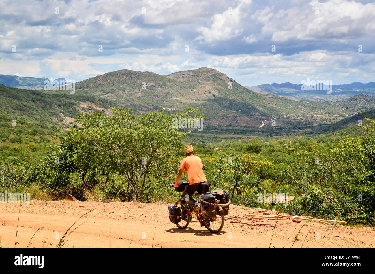 Abenteuer und Fahrradtouren auf den unbefestigten Straßen von Angola Stockfoto